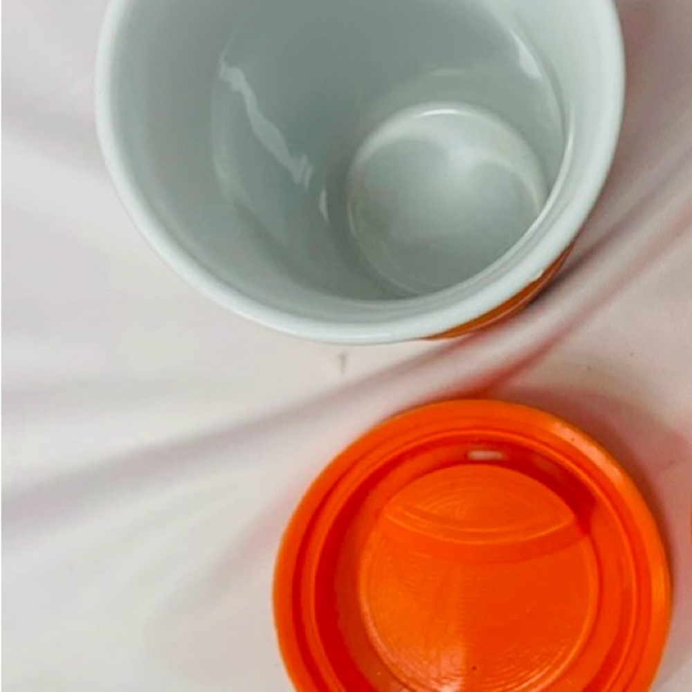 Reese’s Pieces Ceramic Travel Mug Orange Silicone Lid Protective Sleeve NWOT - Picture 5 of 7